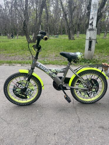 трехколесный велосипед с надувными колесами: Продаю велосипед детский Алатау. Б/У в хорошем состоянии, для детей от