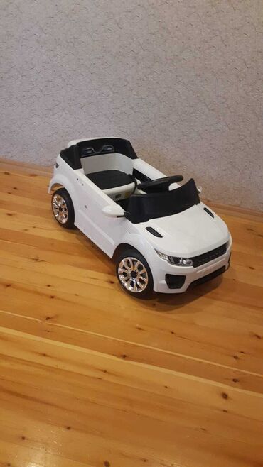 i̇ldırımlı uşaq koftaları: Ağ rəngdə olan uşaq elektrik avtomobili, Range Rover Evoque modelini