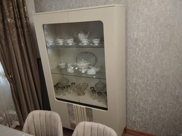 Мебель: Bu vitrin şkafı funksionallığı və zərifliyi birləşdirir. Şəffaf şüşə