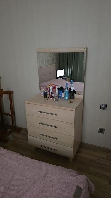 asma guzgu: Açıq rəng ağac tonlarında kosmetik stol/komod güzgü ilə. - Üst — 1