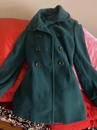 yun jaket modelleri: Qadın üst geyimləri – 3 fərqli palto 1) Tünd firuzə rəngli qısa palto