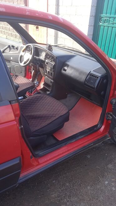 Volkswagen: Volkswagen Passat: 1992 г., 1.8 л, Механика, Бензин, Седан
