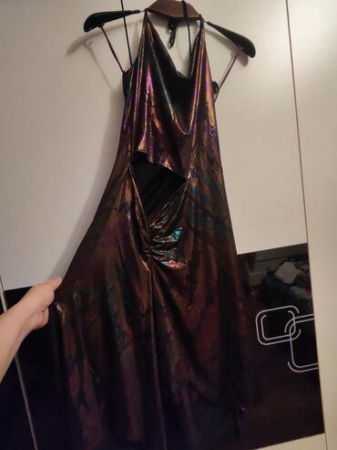 Kombinezonlar: - Qara kombinezon: S/M razmer (M olsa da uyğun). Ön hissədə iki cüt — 16