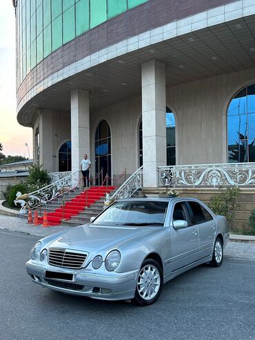 yeska mercedes: Mercedes-Benz E 240: 2.4 l | 2000 il Sedan