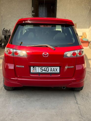 руль для скутера: Красный хэтчбек Mazda Demio с 5 дверьми, оснащенный черными литыми