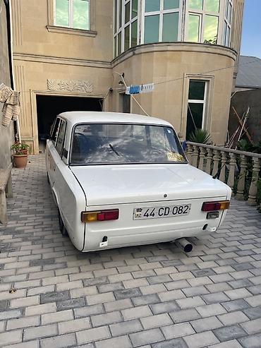yeni vaz 21011: VAZ 2101, ağ rəng, sedan kuzov. Xüsusiyyətlər: - Klassik dizayn, 4 — 4
