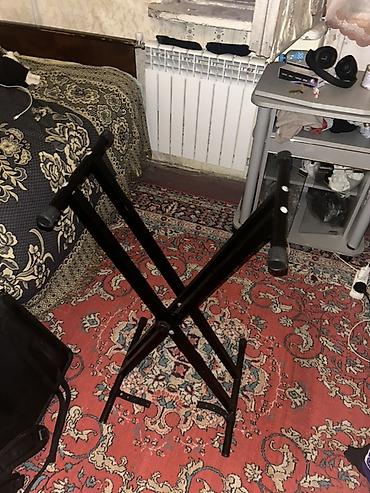 Sintezator və DJ dayağı, stoyka. Üstünə noteboom qoymaq üçün bağlanan