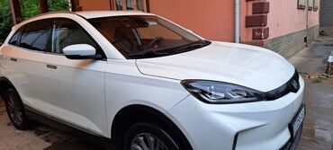 купить запчасти на опель вектра б: Белый кроссовер с современным дизайном, оснащенный светодиодными