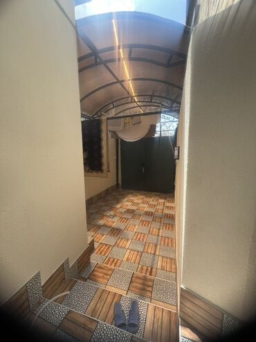 Uzunmüddətli kirayə mənzillər: 4 otag - Zal: Geniş və işıqlı otaq, kristal lüstrlü asma tavan — 14