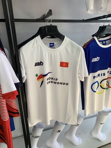спортивные лосины женские: Белая спортивная футболка унисекс с логотипом World Taekwondo и флагом