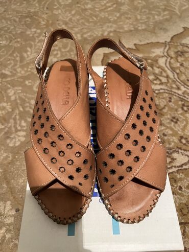 обувь лининг: Срочно продаются женские босоножки турецкого производства, стали малы