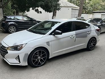 Hyundai: Hyundai Elantra sedan – ağ mirvari Barter nivaya ustunluk. Verilir — 3