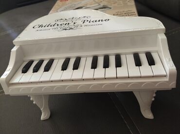 ağ uşaq krosovkaları: Oyuncaq piano yenidi .batareykayla işleyir