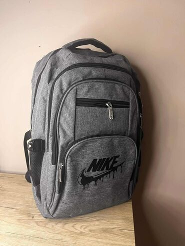 Sportske torbe i rančevi: 07. ranacevi 
40x28x15
3300 din — 10