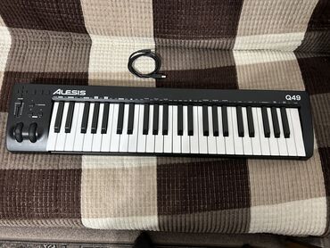 синтезатор музыкальный инструмент купить: Продаю миди клавиатуру Alesis Q49. Состояние идеальное, прошу 10000