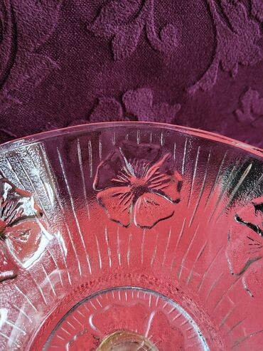 Ostalo posuđe: Bombonijera italijanska presovano staklo 70,80te. god. Sve na na lalafo.rs — 6 Ostalo posuđe: Bombonijera italijanska presovano staklo 70,80te. god. Sve na — 6