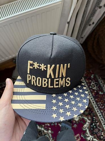 kepka: Snapback papaq – qara rəngdə, düz vizorlu model. Ön hissədə qızılı — 1