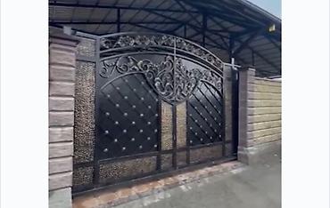 Распашные ворота: Металлические распашные ворота с калиткой (модульные панели) - — 88