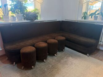 стол и 4 стула для кухни: Кухонный уголок с большим столом и пуфами Состав комплекта: - Угловой