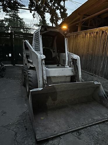 кун ковша: Фронтальный мини-погрузчик с бортовым поворотом - Универсальный ковш — 2