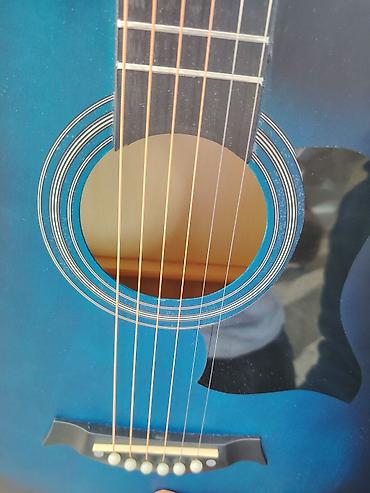 rock gitara: Akuistik gitara – kəsik (cutaway) korpuslu, mavi-qara keçid rənglə. - — 5