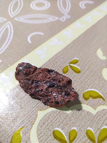 zimpara: Təbii mineral və daş nümunələri dəsti Tərkib: - Qırmızı rəngli, tünd — 1