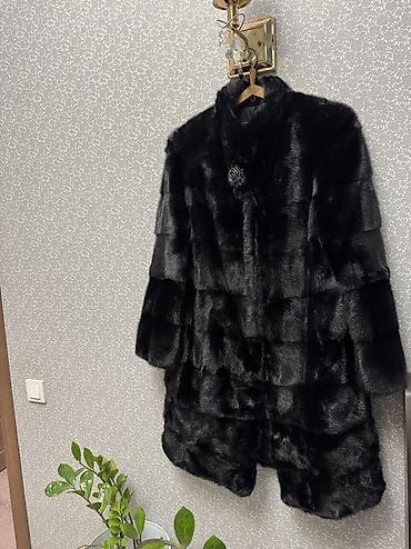 Шуба из норки, цвет глубокий чёрный. - Крой: прямой силуэт до