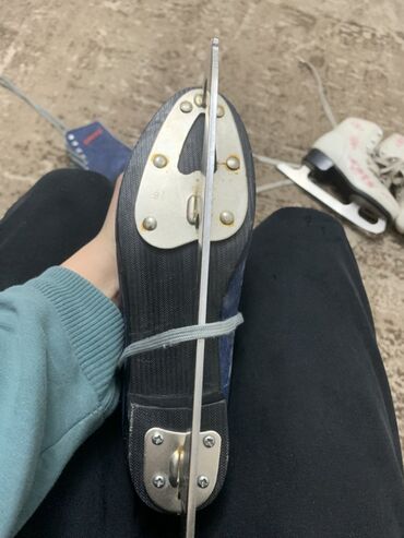 Коньки: Продам 2конька синие размер 37 в среднем состоянии с Москвы Белые — 4