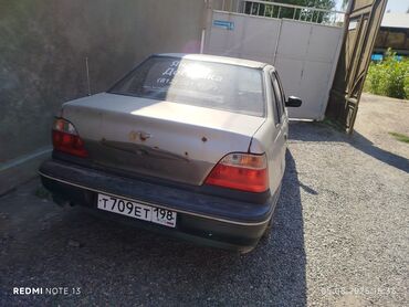 шины 14 с: Седан Daewoo Nexia серебристого цвета, оборудованный механической