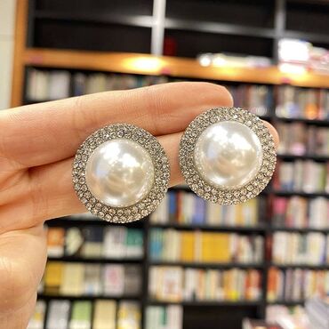 Серьги: Серебряные серьги-гвоздики с жемчугом, диаметр 4 см, покрыто