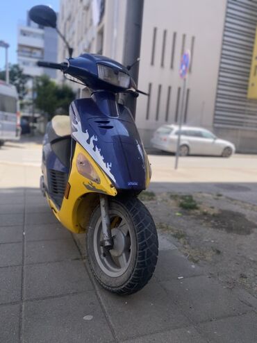 dijagnostika za auto delphi: Skuter plavo-žute boje. Ovaj skuter poseduje retrovizore, prednje