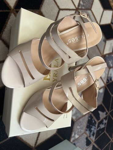 Верхняя одежда: Подборка одежды: Обувь женская 37 размер Обувь мужская 40,42 кожа — 8