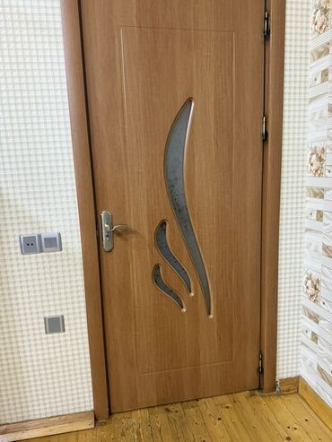 Maye divar kağızları: 3qapi 100manat,1inde bir az qopma var 2yaxshi veziyyetdedi