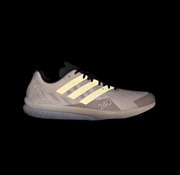 Кроссовки и спортивная обувь: ADIDAS. КРОССОВКИ ДЛЯ БЕГА НА СВЕРХДЛИННЫЕ ДИСТАНЦИИ. Найдите свое — 10