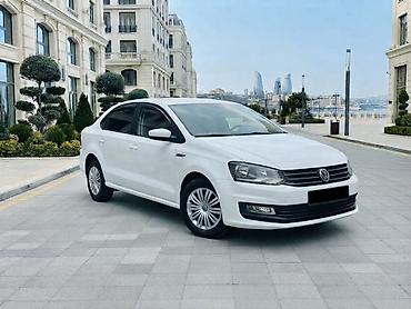 disklerin satisi: Volkswagen Polo sedan, ağ rəngdə təqdim olunur. Avtomobilin kuzovu — 2