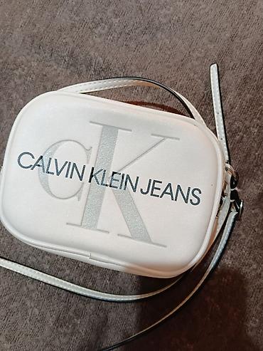 tasna za laptop: Calvin Klein Jeans ženska crossbody torbica sa malim oštecenjem ide — 1