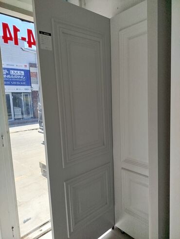 Otaq qapıları: Daxili qapıların ağ rəngdə və klassik dizaynda olan modeli. Bu qapı