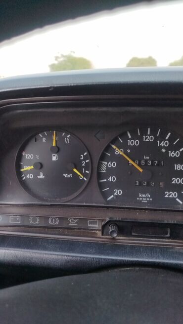 Mercedes-Benz: Mercedes-Benz 190E (W201) sedan, gümüş rəng. - Kuzov: 4 qapılı, arxa — 6