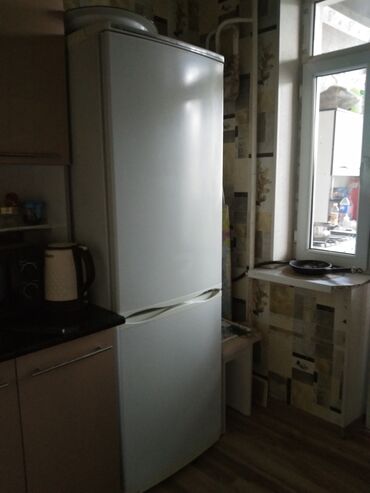 Холодильник Indesit, Б/у, Двухкамерный, De frost (капельный), 70 * 170 * 70
