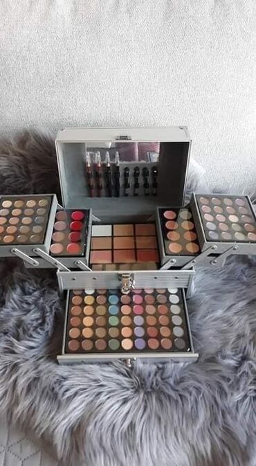 Šminka: *Miss Rose Veliki kofer sa sminkom* Sadrži: *94 senki *12 ruzeva na lalafo.rs — 1 Šminka: *Miss Rose Veliki kofer sa sminkom* Sadrži: *94 senki *12 ruzeva — 1