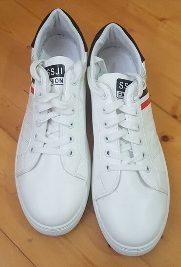 высокие мужские туфли: Продаются кроссовки белого цвета Срочно продается в связи со сбором