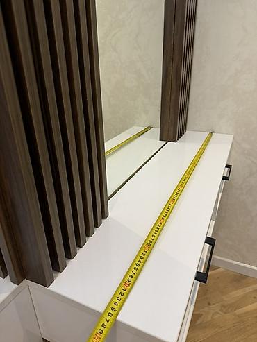 Komodlar: Ağ rəngli, parlaq səthli konsol-stol və dekorativ lamel arakəsmə — 2
