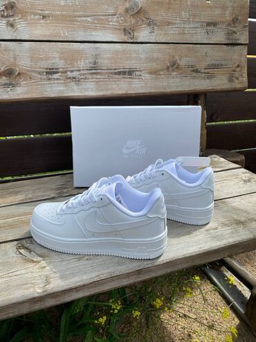 кроссовки ботасы: «Nike Air Force 1 white» Популярная модель, подойдет на все сезоны
