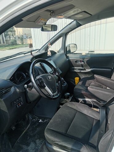 Toyota: Toyota Voxy: 1.8 l | 2015 il Van/Minivan — 12