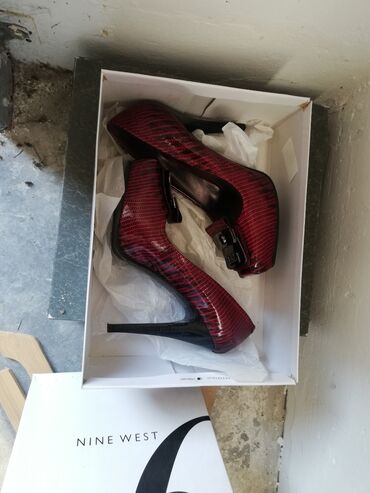 crvene cizme na stiklu: Sandale, 37