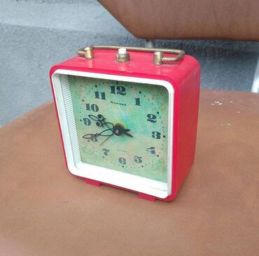 советские часы: Часы советские. Требуют обслуживания. Иногда останавливаются
