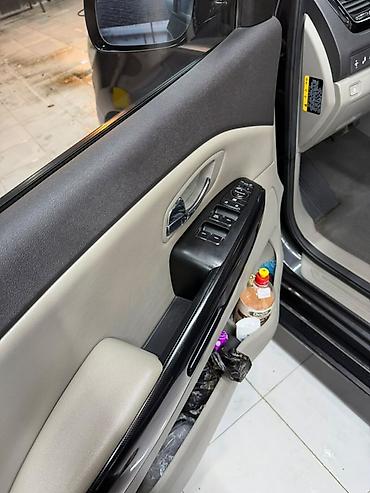 Kia: Kia Carnival minivan - Kuzov: qrafit-boz rəng, xrom ön barmaqlıq və — 20
