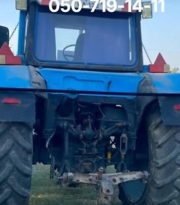 Коммерческий транспорт: Belarus MTZ traktoru – mavi kabinli, ön və arxa təkərlər iri — 2