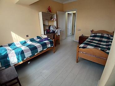10 mikrayon: 2 otaqlı mənzil – geniş və işıqlı - Plan: geniş zal, ayrıca yataq — 9