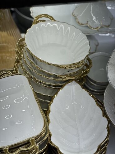стол сервировочный: Набор сервировочных блюд и мисок из белой керамики с золотым декором
